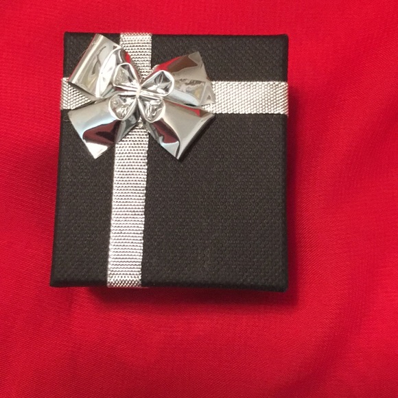 Sterling silver heart-shaped ring w/ dazzling CZ’s - Picture 4 of 4